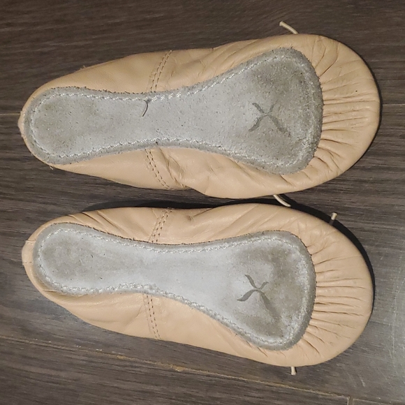 Capezio ballet shoes size 10m - Picture 2 of 2